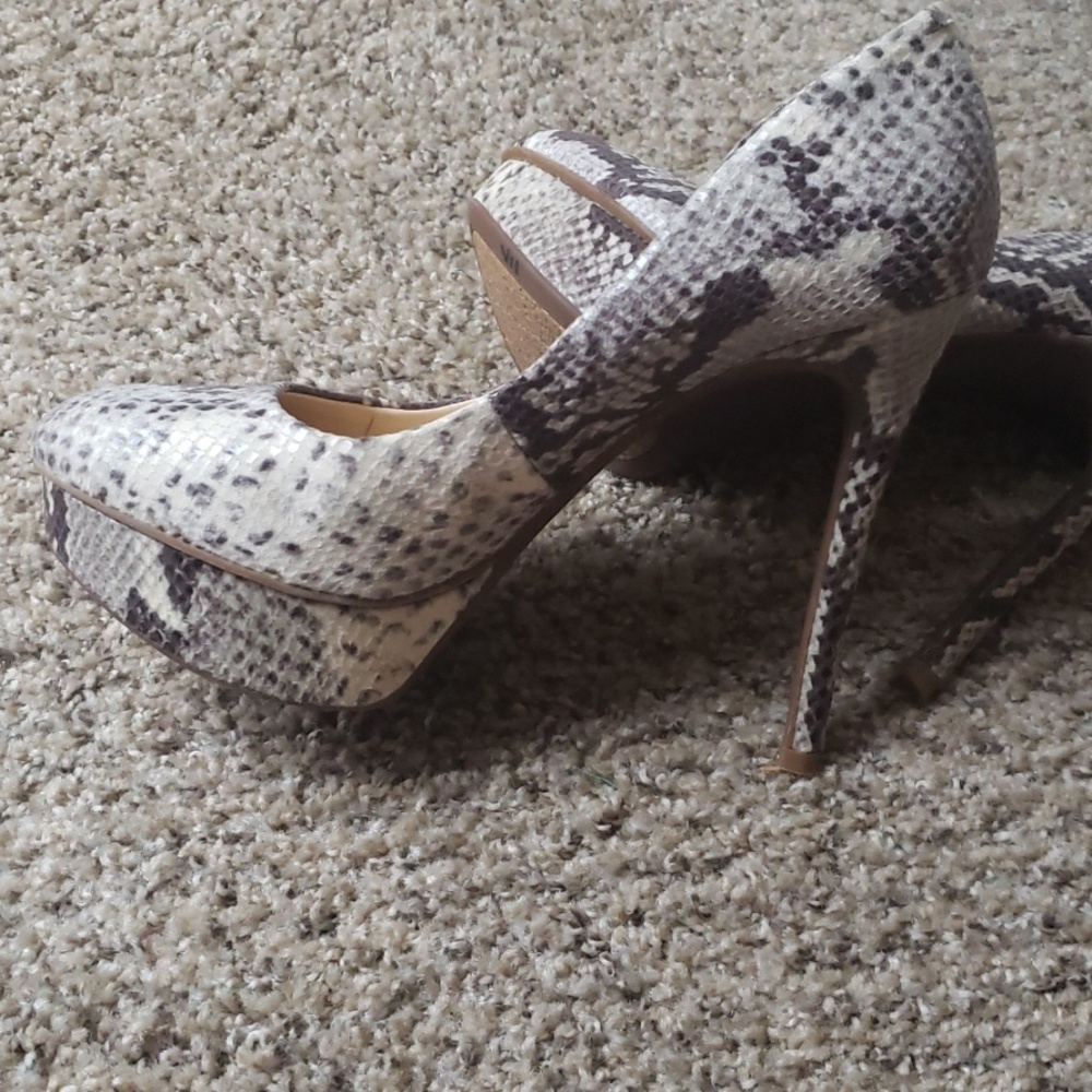 Shoes - Picture 7 of 9